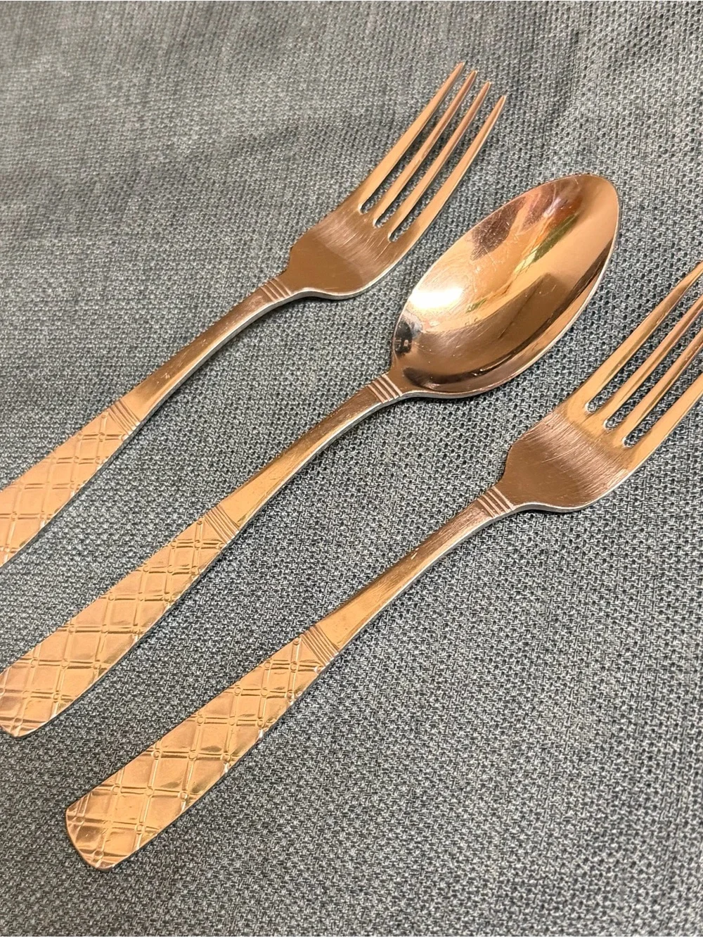 Gibson Fairford Stainless 2 Forks 1 Spoon Glossy, Lattice Handle, Flat Tip
